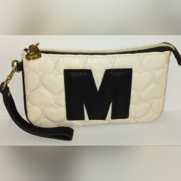 ★Brand New★BETSEY JOHNSON Large Quilted Hearts "M" initial Wristlet★Rare★ - Picture 8 of 16